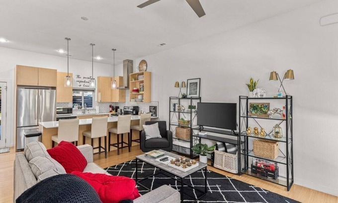 Fayetteville House | Modern 2BR Townhome Near U of A & Dickson St – Free Parking!