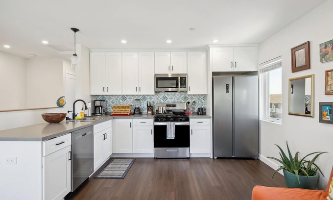 National City House | Modern 3-Bed 3-Bath w King Bed, Crib, near San Diego Gaslamp, Downtown, Beach!