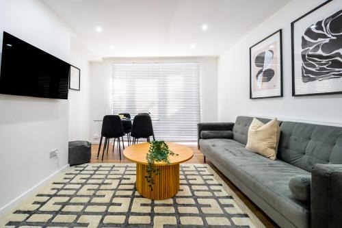 Clayton House | Modern 3 Bed Home, Near Etihad Stadium