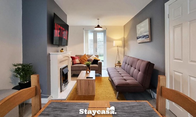 Clayton House | Modern 3-bed House, Garden & With Parking