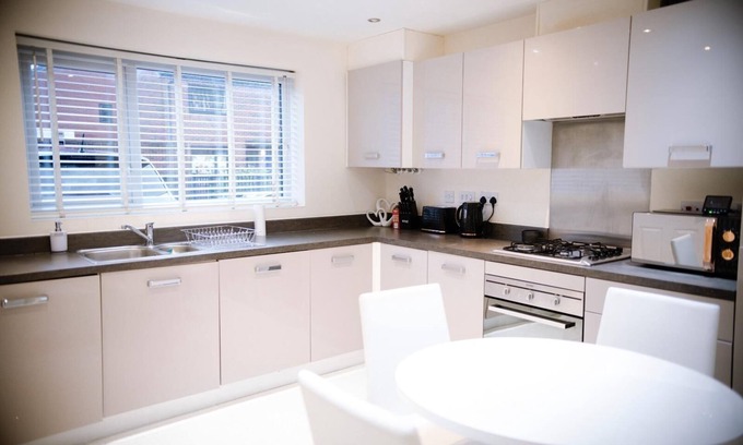 Belle Vue House | Modern 3-Bed | Prime Location | Short Stays
