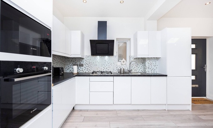 East Acton Apartment | Modern 3 Bedroom Apartment in North West London
