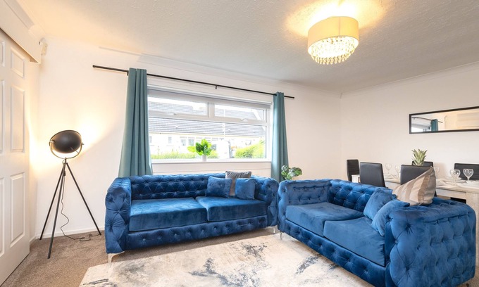 Coatbridge House | Modern 3 bedroom house with wet room - Spacious accommodation with free parking and wifi