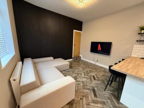 Offerton Apartment | Modern 3 Bedroom house, short walk to train station and town centre, close to Manchester Airport and PLouise
