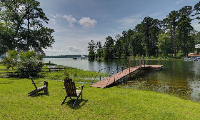 Chapin House | Modern 3-Bedroom on a Quiet Cove in Chapin