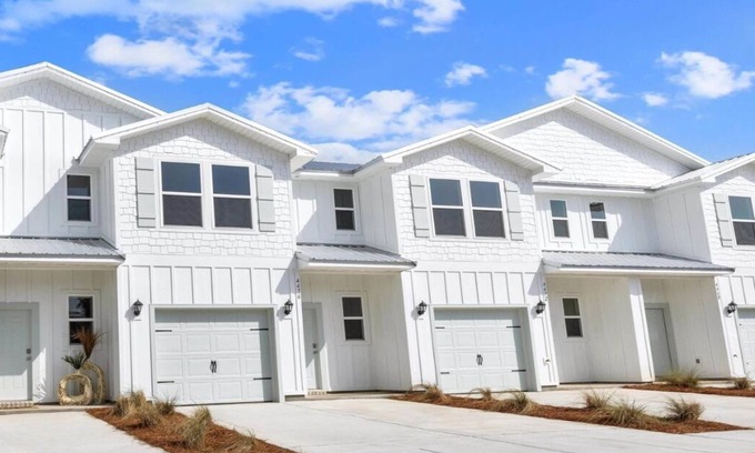Orange Beach Condo | Modern 3 Bedroom Retreat! 5 minutes to the beach, 3 minutes to the Wharf