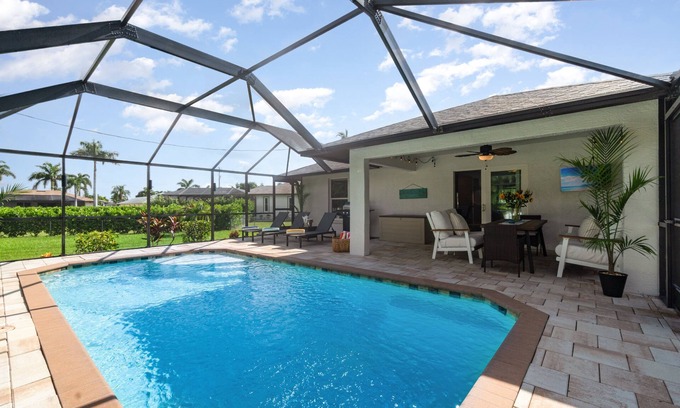 Pelican House | Modern 3 Bedroom Retreat: Pool & Pet Accommodation