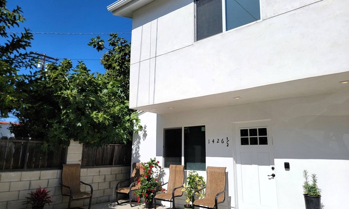 Pico - Robertson Apartment | Modern 3 bedroom guest home in quiet area newly built 10 minutes to Rodeo Drive