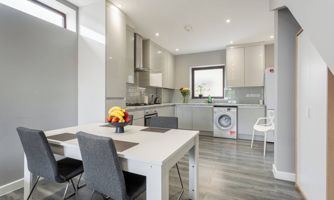 Canning Town North Apartment | Modern 3 bedrooms apartment in Canning Town