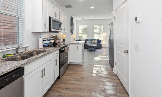 Goose Creek Apartment | Modern 3 BR Cottage Home with Luxury Resort Pool