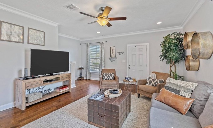Lake Charles House | Modern 3 BR townhouse close to lake and downtown