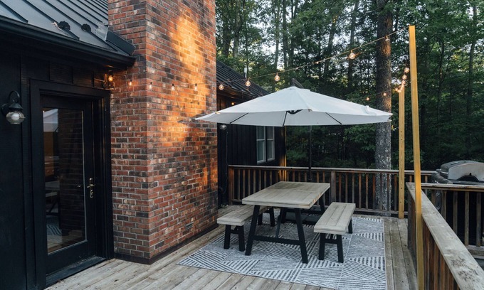 Stone Ridge House | Modern 3BR Barnhouse with Fireplace & Hi Speed Wifi