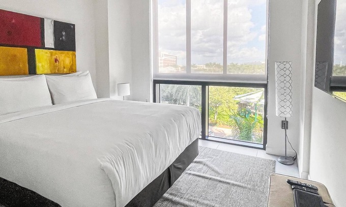 Doral Condo | Modern 3BR Gem: Prime Doral Location