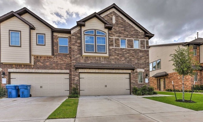 Rosenberg House | Modern 3BR Home w/Fenced Backyard - Across from Brazos Town Center