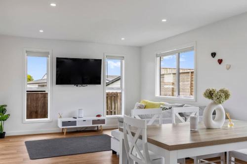 Richmond Heights House | Modern 3BR Home, Walk to Lake Taupo
