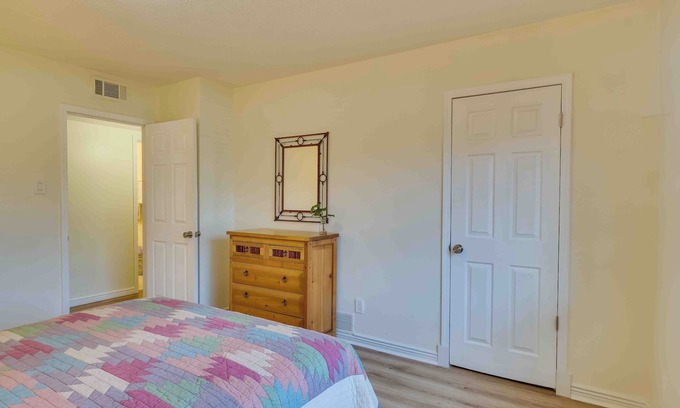 Jewell Heights - Hoffman Heights House | Modern 3BR Retreat Close to Anschutz & Denver Airport