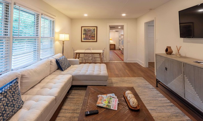 Athens House | Modern 4 BDR Home Minutes to UGA Campus and Downtown Bars, Shopping, & Dining