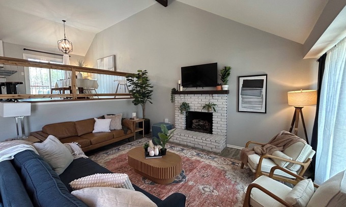 South Kansas City House | Modern 4-BDRM Home PLUS APT 30-Day-Stylish Decor