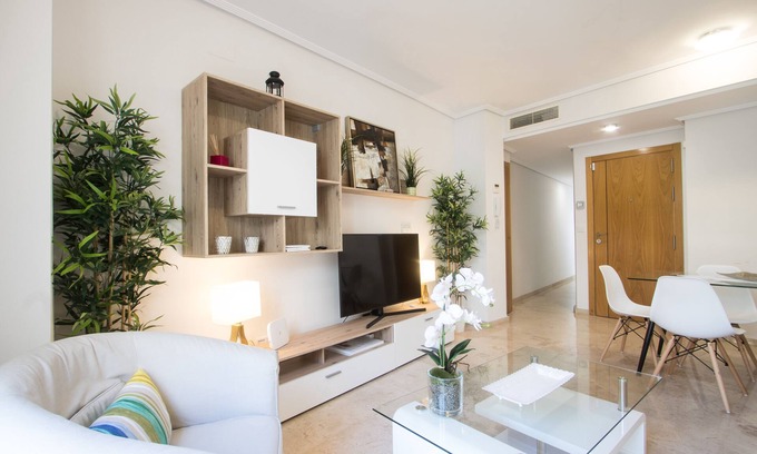 Alicante City Centre Apartment | Modern 4 Bedroom 2 baths with AC & Wifi in Casco Antiguo