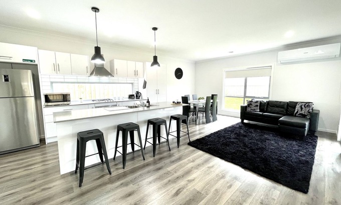 Armstrong Creek House | Modern 4 Bedroom 🌿 Tranquil Home