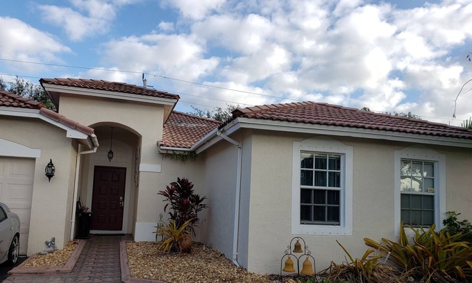 Miramar House | Modern 4 bedroom 2.5 bathroom with king size bed