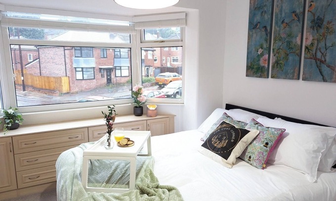 Manchester House | Modern 4 Bedroom House in Pendlebury | with Wifi and Parking