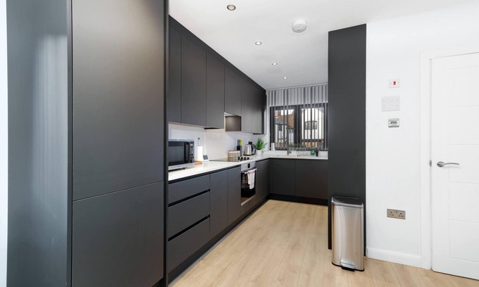 Slough House | Modern 4 Bedroom House with Parking