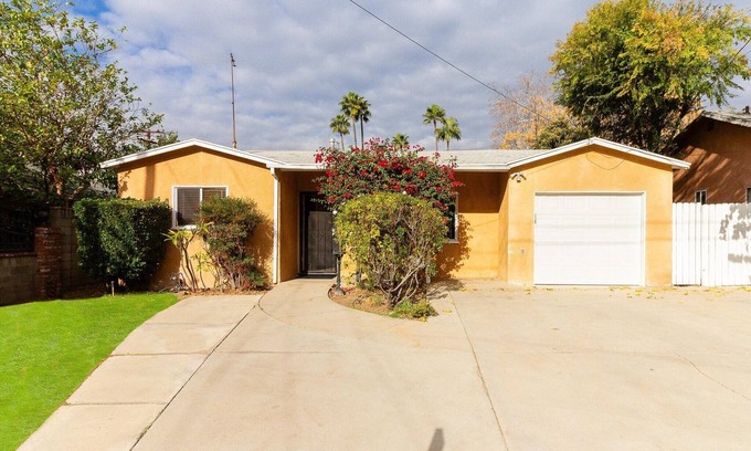 Sylmar House | Modern 4 bedroom in San Fernando