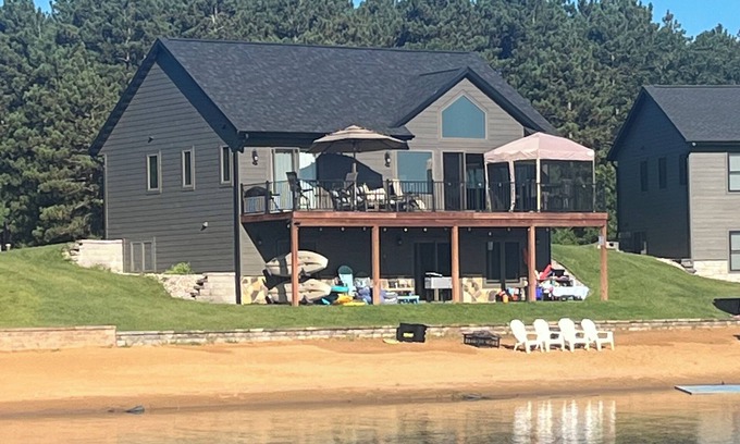 New Lisbon House | Modern 4 bedroom Lake House on Private Lake near WI Dells & Castle Rock Lake