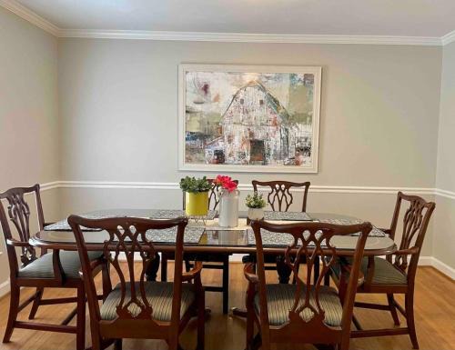 Greensboro House | Modern 4 Bedroom pets welcome