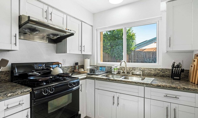 Ontario House | Modern 4B Retreat with Cozy Decor & Spacious Patio