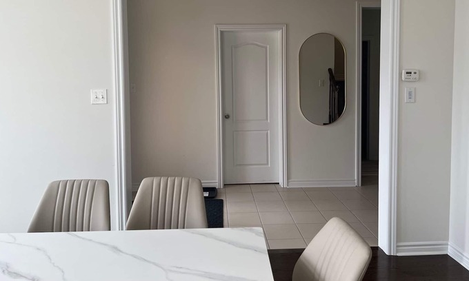 Collingwood House | Modern 4BD house in Collingwood, 10 Minute drive to Blue Mountain