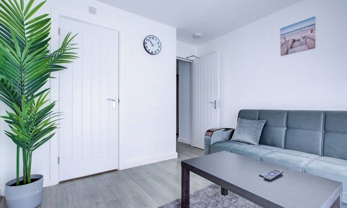 Basildon House | Modern 4BD Retreat: Bright and Stylish Comfort