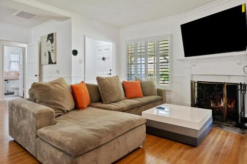 North Hollywood Villa | Modern 4bed 3bath home with piano near Universal Studio & Hollywood for 10
