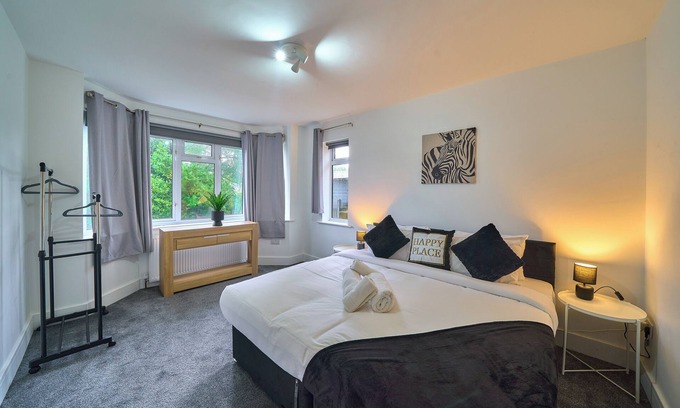 High Wycombe House | Modern 4BR, 2BA Family Home – Sleeps 9, Garden, Parking, Near Station