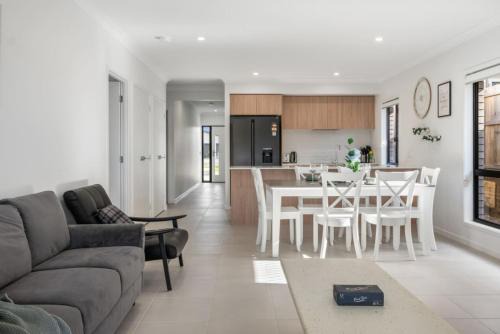 Ripley House | Modern 4BR Family Home in Quiet Ripley Location
