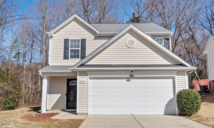 Paw Creek House | Modern 4BR Oasis - Near Airport & Uptown