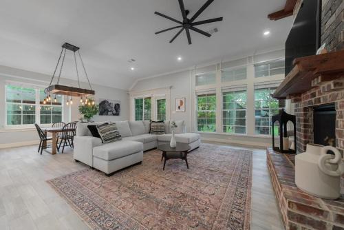 Irving House | Modern 4BR Retreat, Hot Tub, Game Room near DFW