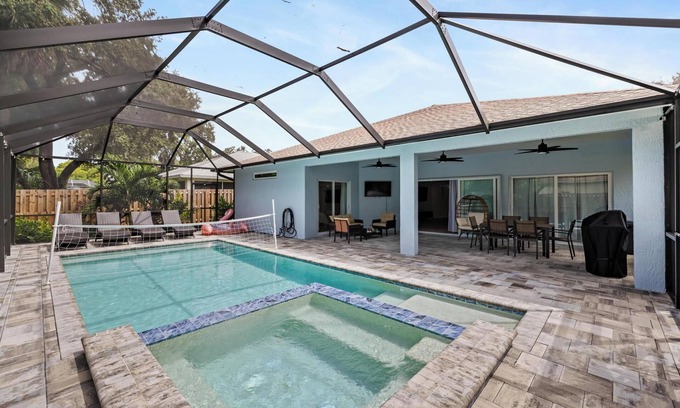 South Gate Ridge House | Modern 4BR Sarasota Retreat w/Saltwater Pool, Jacuzzi & Stylish Minimalist Desi