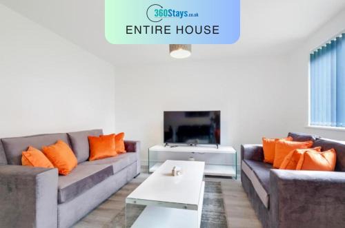 Aylesbury House | Modern 5 Bedroom 3 Bathroom Serviced House Aylesbury with parking By 360Stays