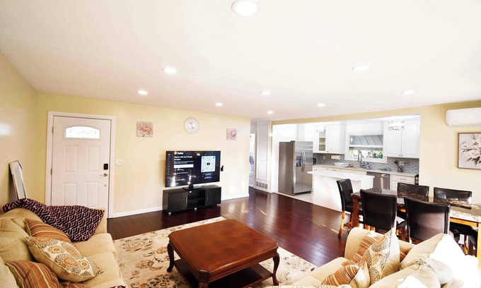 Canoga Park House | Modern 5 Beds 3 Bedrooms 2 Baths House near Mall Costco Walmart Freeway 101, 118