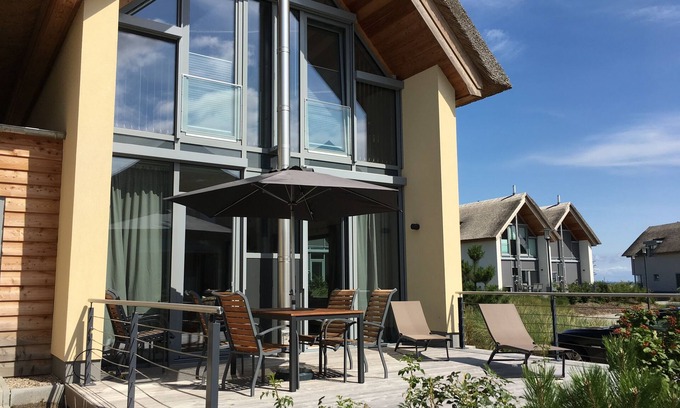 Heiligenhafen House | Modern 5 * Thatched Cottage in an exposed location