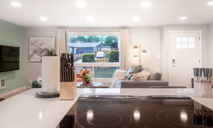 Bryn Mawr-Skyway House | Modern 5BR 3BA Remodeled Home with BBQ & Backyard