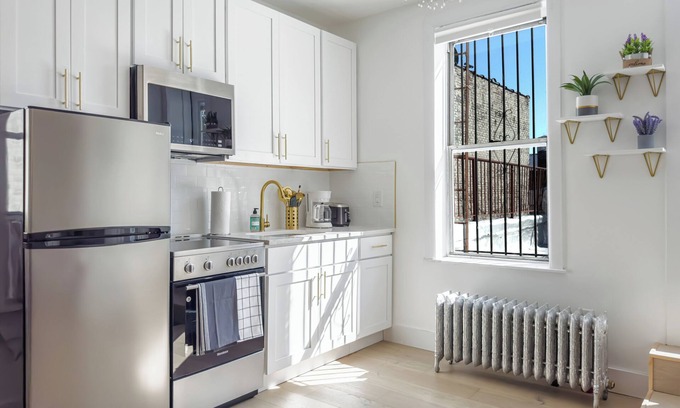 Crown Heights House | Modern 6 Bedroom, Private Patios-2 Min to train-sleeps 12