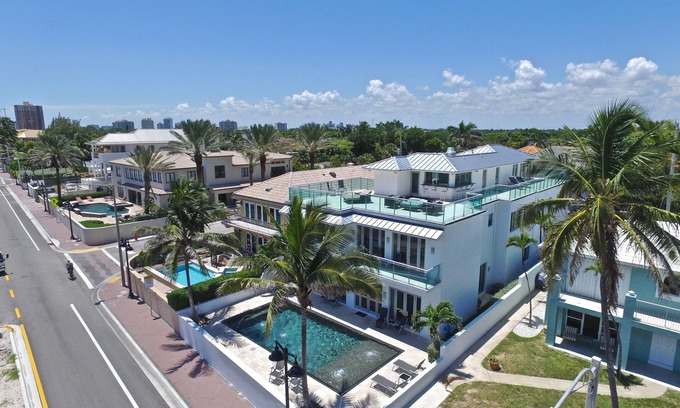 Birch Park Finger Streets House | Modern 7,000 SF Beachfront Estate w/Roof Deck