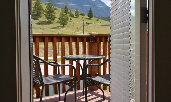 East Kootenay Apartment | Modern and Bright 2BDR/2BR Condo with Mountain Views
