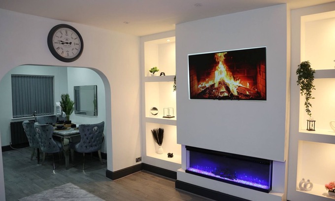 Salford House | Modern and Cosy full house