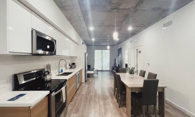 Downtown Apartment | Modern and Cozy 2 Bedroom Apartment in the Heart of Glendale