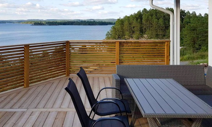 Kinda Municipality House | Modern and cozy cottage overlooking lake Åsunden.