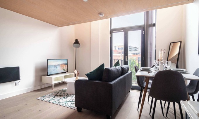 Old Trafford Apartment | Modern and Quirky 2 Bed Flat in Manchester